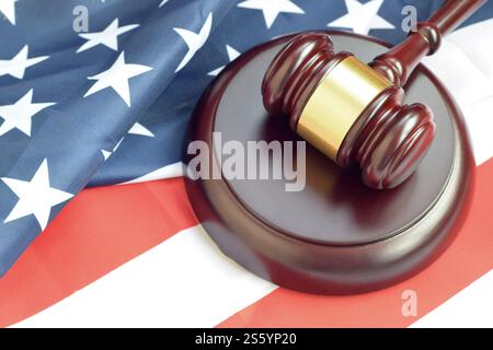 Justice Mallet sur le drapeau des États-Unis dans une salle d'audience lors d'un procès judiciaire. Concept de loi et espace de copie vide. Juge Hammer. Justice Mallet sur United Banque D'Images