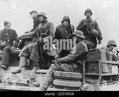 Soldats SS sur Pz.Kpfw.III sur le front de l'est. 1943. - Document historique, photographe inconnu Banque D'Images