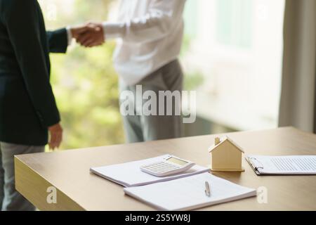 Timbre approuvé avec les gens d'affaires signant un contrat faisant affaire avec le consultant immobilier assurance habitation investissement immobilier assurance immobilière Banque D'Images