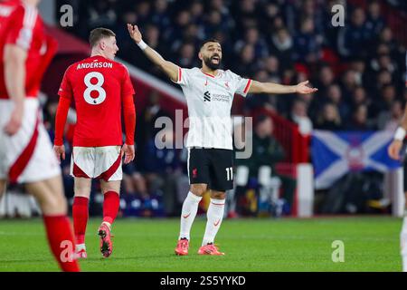 Nottingham, Royaume-Uni. 14 janvier 2025. L'attaquant de Liverpool Mohamed Salah (11 ans) Gestures Reacts durant le match de premier League anglaise de Nottingham Forest FC contre Liverpool FC au City Ground, Nottingham, Angleterre, Royaume-Uni le 14 janvier 2025 crédit : Phil Duncan/Every second Media crédit : Every second Media/Alamy Live News Banque D'Images