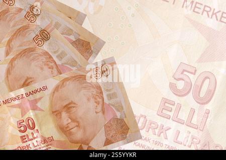 50 billets de lires turques se trouve en pile sur fond de gros billet semi-transparent. Fond d'entreprise abstrait avec espace de copie. 50 livres turques Banque D'Images