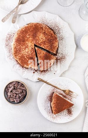 Délicieux dessert au chocolat, brownies au cheesecake avec fromage à la crème et cacao Banque D'Images