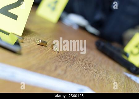 Des tentes d'identité sur la scène de crime après une fusillade à l'intérieur. Cartouches d'armes comme preuve sur le processus d'enquête sur les lieux du crime de près. Des tentes d'identité sur la scène du crime Banque D'Images