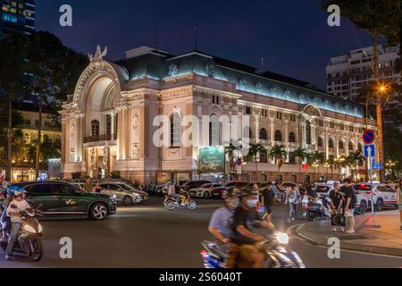 Un cliché de nuit du théâtre municipal illuminé de Ho Chi Minh ville, opéra de Saigon au Vietnam Banque D'Images