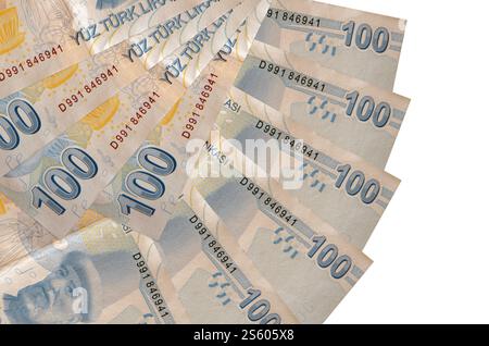 100 billets de lires turques se trouve isolé sur fond blanc avec l'espace de copie empilé en forme d'éventail gros plan. Concept de transactions financières. 100 turc Banque D'Images