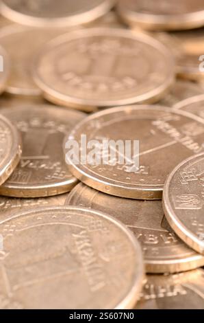 Grande pile de grosses pièces d'or. Fond d'argent de succès financier pour les concepts de vie riche, la banque et le profit en Ukraine. Succès financier ukrainien Banque D'Images