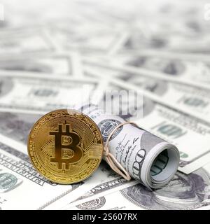 Coin Bitcoin et billets de cent dollars. Image conceptuelle pour blockchain système de paiement mondial cryptocurrency Banque D'Images