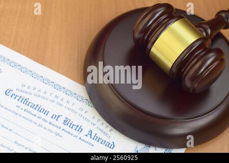 Justice Mallet et United States Certificate of Birth Abroad close up. Justice Mallet et United States Certificate of Birth Abroad Banque D'Images