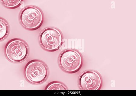 Beaucoup de canettes de bière métalliques sur fond de texture de couleur turquoise pastel de mode et rose papier dans le concept minimal. Image colorée en Viva Magenta, Banque D'Images