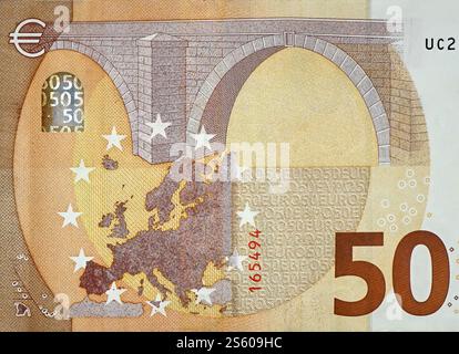 Fragmenter une partie du gros plan du billet de 50 euros avec de petits détails bruns. Billet en devise européenne. Fragmenter une partie du billet de 50 euros gros plan avec petit Banque D'Images