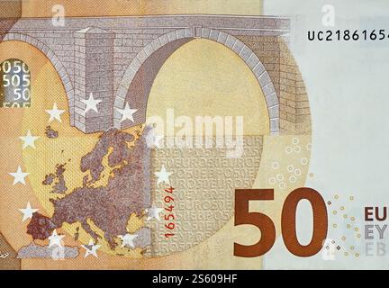 Fragmenter une partie du gros plan du billet de 50 euros avec de petits détails bruns. Billet en devise européenne. Fragmenter une partie du billet de 50 euros gros plan avec petit Banque D'Images