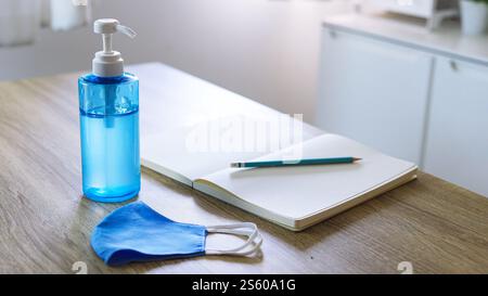 Gel désinfectant pour les mains et produit de masque fait main pour prévenir le virus Corona et COVID-19 gel d'alcool Sanitazer liquide de nettoyage des mains hygiène de propagation Banque D'Images
