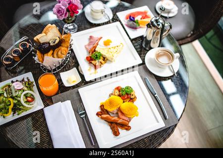 Petit déjeuner américain complet énorme petit déjeuner sain sur une table avec du café petit déjeuner servi avec du café petit déjeuner anglais avec des croissants aux œufs frits Banque D'Images