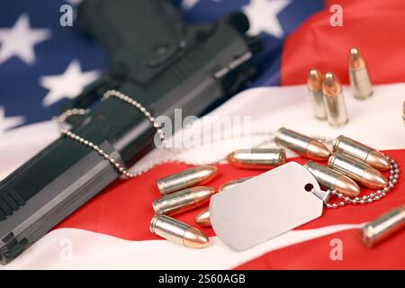 Beaucoup de balles jaunes de 9mm et de pistolet avec dogtags sur le drapeau des États-Unis. Concept de devoir et de service dans les forces armées américaines. Concept vétéran. Beaucoup jaune 9mm Banque D'Images