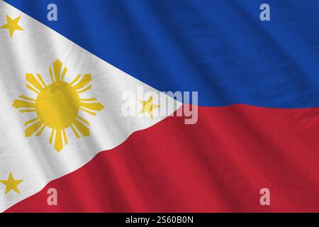 Drapeau des Philippines avec de grands plis agitant de près sous la lumière du studio à l'intérieur. Les symboles officiels et les couleurs dans la bannière de tissu. Drapeau des Philippines Banque D'Images