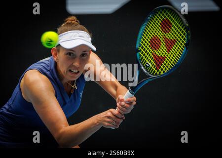 Melbourne, Australie. 15 janvier 2025. La belge Elise Mertens photographiée en action lors d'un match de tennis contre l'américaine Pegula, au deuxième tour du simple féminin du tournoi de tennis du Grand Chelem « Australian Open », mercredi 15 janvier 2025 à Melbourne Park, Melbourne, Australie. L’édition 2025 du Grand Chelem australien se déroule du 12 au 26 janvier. BELGA PHOTO PATRICK HAMILTON crédit : Belga News Agency/Alamy Live News Banque D'Images