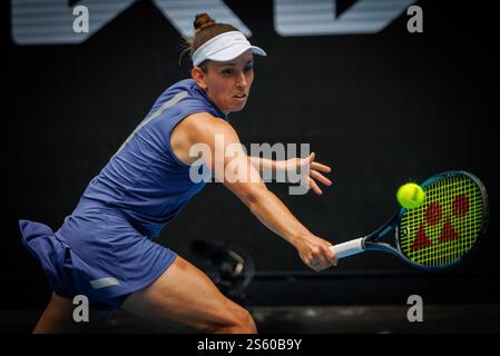 Melbourne, Australie. 15 janvier 2025. La belge Elise Mertens photographiée en action lors d'un match de tennis contre l'américaine Pegula, au deuxième tour du simple féminin du tournoi de tennis du Grand Chelem « Australian Open », mercredi 15 janvier 2025 à Melbourne Park, Melbourne, Australie. L’édition 2025 du Grand Chelem australien se déroule du 12 au 26 janvier. BELGA PHOTO PATRICK HAMILTON crédit : Belga News Agency/Alamy Live News Banque D'Images
