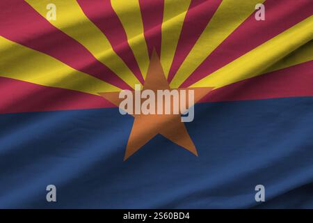 Arizaona drapeau de l'État américain avec de grands plis ondulant de près sous la lumière du studio à l'intérieur. Les symboles officiels et les couleurs dans la bannière de tissu. Arizona US Banque D'Images