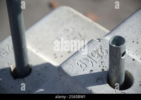 Contrepoids ou équilibrage de poids blocs de béton ou de briques faisant partie de la plate-forme suspendue de câble métallique pour les travaux de façade sur des bâtiments à plusieurs étages élevés. Banque D'Images