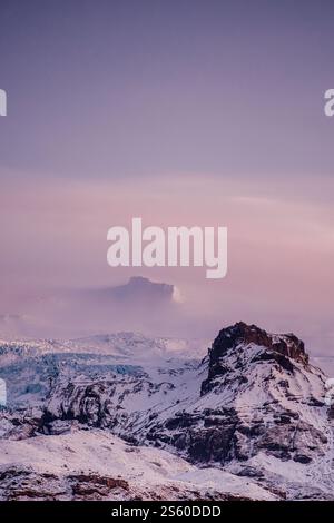 Hvannadalshnúkur pic enveloppé de nuages au coucher du soleil en hiver dans le sud de l'Islande. Banque D'Images