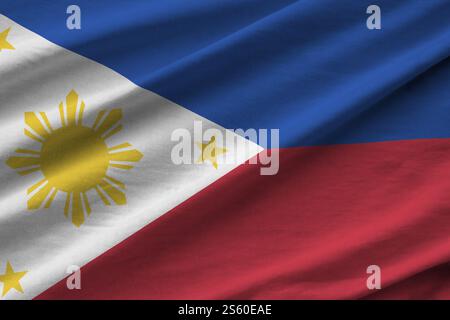 Drapeau des Philippines avec de grands plis agitant de près sous la lumière du studio à l'intérieur. Les symboles officiels et les couleurs dans la bannière de tissu. Drapeau des Philippines Banque D'Images