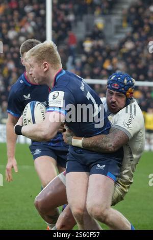 La Rochelle, France. 12 janvier 2025. 14 Jack Nowell du stade Rochelais et Jamie OSBORNE du Leinster Rugby lors de la Coupe des Champions, match de rugby de la poule 2 entre le stade Rochelais (la Rochelle) et le Leinster Rugby le 12 janvier 2025 au stade Marcel Deflandre de la Rochelle, France - photo Laurent Lairys / DPPI Banque D'Images