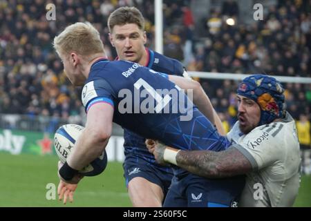 La Rochelle, France. 12 janvier 2025. 14 Jack Nowell du stade Rochelais et Jamie OSBORNE du Leinster Rugby lors de la Coupe des Champions, match de rugby de la poule 2 entre le stade Rochelais (la Rochelle) et le Leinster Rugby le 12 janvier 2025 au stade Marcel Deflandre de la Rochelle, France - photo Laurent Lairys / DPPI Banque D'Images