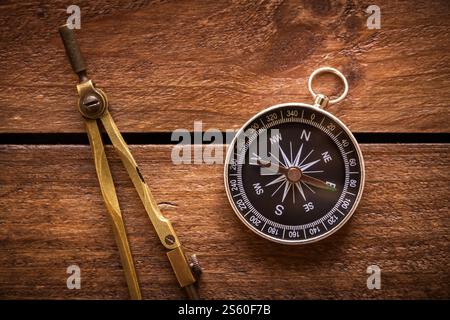 Dessin vintage et boussole de navigation sur une planche de bois rustique Banque D'Images