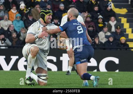 La Rochelle, France. 12 janvier 2025. 9Jamison GIBSON-PARK du Leinster Rugby et 4 Thomas Lavault du stade Rochelais lors de la Coupe des Champions, Poule 2 rugby entre le stade Rochelais (la Rochelle) et le Leinster Rugby le 12 janvier 2025 au stade Marcel Deflandre de la Rochelle, France - photo Laurent Lairys / DPPI Banque D'Images
