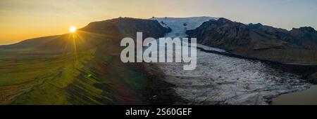 Vue aérienne du glacier Kvíárjökull avec coucher de soleil vibrant dans le sud de l'Islande. Banque D'Images
