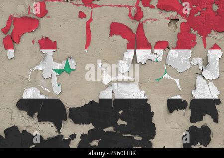Drapeau de Syrie représenté dans les couleurs de peinture sur vieux mur de béton désordonné obsolète de gros plan. Bannière texturée sur fond brut. Drapeau syrien représenté en peinture Banque D'Images