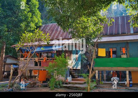 Hébergement pour moines bouddhistes sur le terrain de Wat Ban Mung, un monastère forestier dans la province de Phitsanulok, Thaïlande Banque D'Images