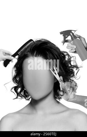 Design artistique créatif. Mannequin avec cheveux bouclés coiffés, mains tenant peigne, ciseaux et vaporisateur démontrant le processus de coiffure. Banque D'Images