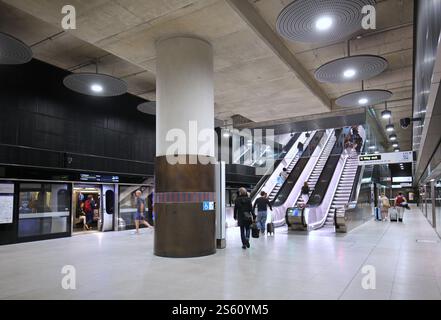 Quai de métro à la nouvelle station Elizabeth Line à Woolwich, Londres, Royaume-Uni. Montre le train dans la gare et les escaliers mécaniques jusqu'au niveau de la rue. Banque D'Images