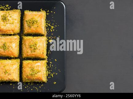 Dessert turc traditionnel Antep baklava avec pistache sur table rustique, ramadan ou concept de desserts de vacances Banque D'Images