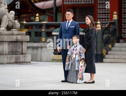 Famille japonaise, Shichi-Go-San, ou 7-5-3. Habillage traditionnel des enfants de ces âges et Temple Myoujin, Tokyo Banque D'Images