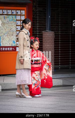 Famille japonaise, Shichi-Go-San, ou 7-5-3. Habillage traditionnel des enfants de ces âges et Temple Myoujin, Tokyo Banque D'Images