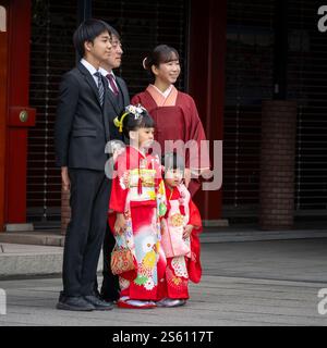 Famille japonaise, Shichi-Go-San, ou 7-5-3. Habillage traditionnel des enfants de ces âges et Temple Myoujin, Tokyo Banque D'Images