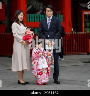 Famille japonaise, Shichi-Go-San, ou 7-5-3. Habillage traditionnel des enfants de ces âges et Temple Myoujin, Tokyo Banque D'Images