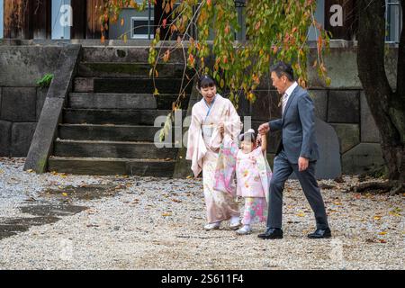 Famille célébrant Shichigosan au sanctuaire Zojoji, Tokyo, Japon Banque D'Images