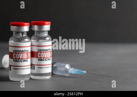 Bouteille de vaccin contre le virus covid-19 coronavirus, concept de santé et médical Banque D'Images