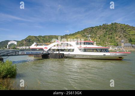 Ausflugsdampfer Boppard am Schiffsanleger créé Goar, hinten Sankt Goarshausen am Rhein, Loreleykreis, Rheinland-Pfalz, Deutschland *** Boppard excursion Steamer at the St Goar Landing, derrière Sankt Goarshausen sur le Rhin, Loreleykreis, Rhénanie-Palatinat, Allemagne Banque D'Images