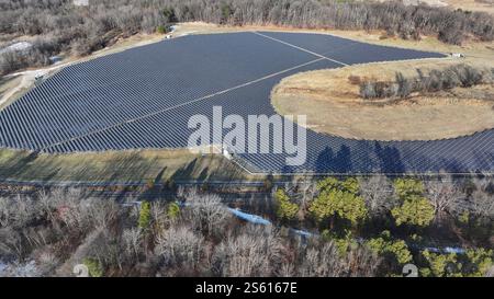 Vue aérienne du grand champ de panneaux solaires à Sayreville, NJ Banque D'Images