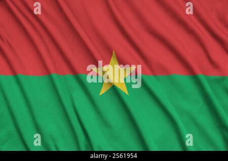 Le drapeau du Burkina Faso est représenté sur un tissu de sport avec de nombreux plis. Bannière agitant l'équipe sportive. Le drapeau du Burkina Faso est représenté sur un tissu de sport Banque D'Images