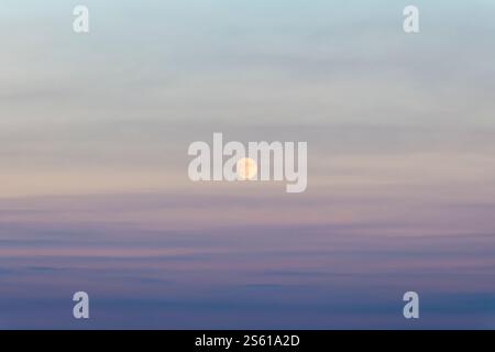Une pleine lune pend dans le ciel au-dessus de la Sicile, Italie Banque D'Images
