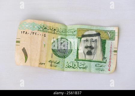 Un billet de banque en riyal saoudien est affiché sur fond blanc. Banque D'Images