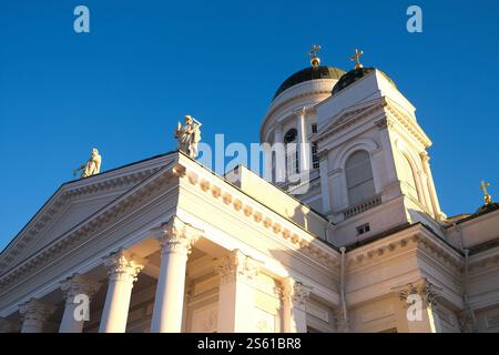 Cathédrale d'Helsinki avec un ciel bleu par une journée ensoleillée Banque D'Images