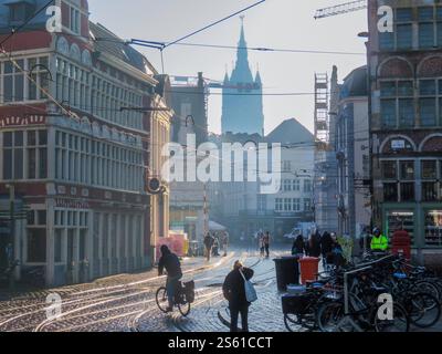 Belgique, Gand, le vieux centre-ville avec l'église de Nicolas en arrière-plan et des rails de tramway à travers les rues médiévales. Banque D'Images