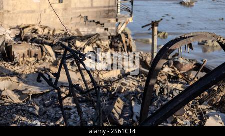 Pacific Palisades, Californie, États-Unis. 14 janvier 2025. Gravats d'un bâtiment incendié dans l'incendie de Palisades, sur la Pacific Coast Highway, surplombant l'océan Pacifique, à Malibu, CA. (Crédit image : © Amy Katz/ZUMA Press Wire) USAGE ÉDITORIAL SEULEMENT! Non destiné à UN USAGE commercial ! Banque D'Images
