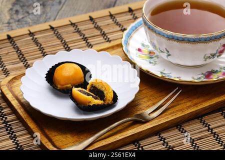 Indonésie traditionnel Nastar doux (tartes à l'ananas) et une tasse de thé. Banque D'Images